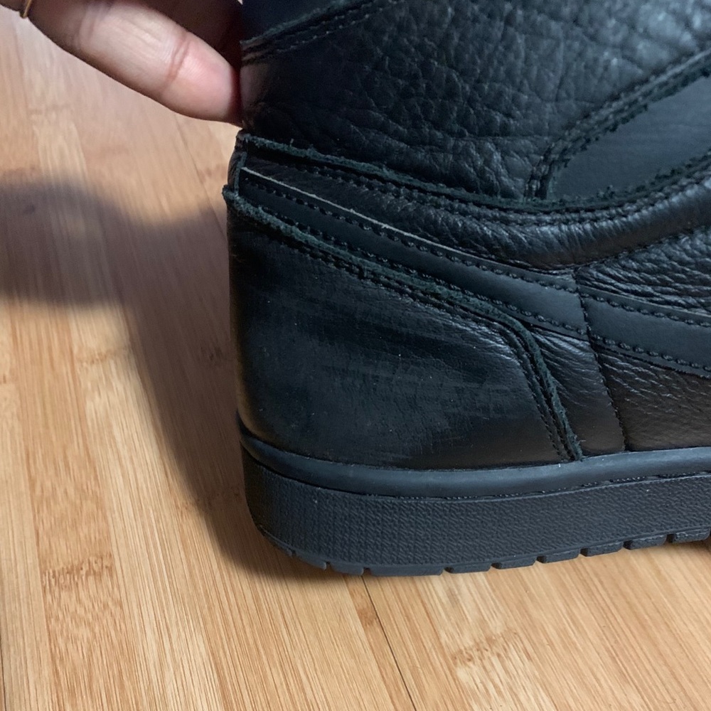 Air Jordan 1s - Picture 3 of 6